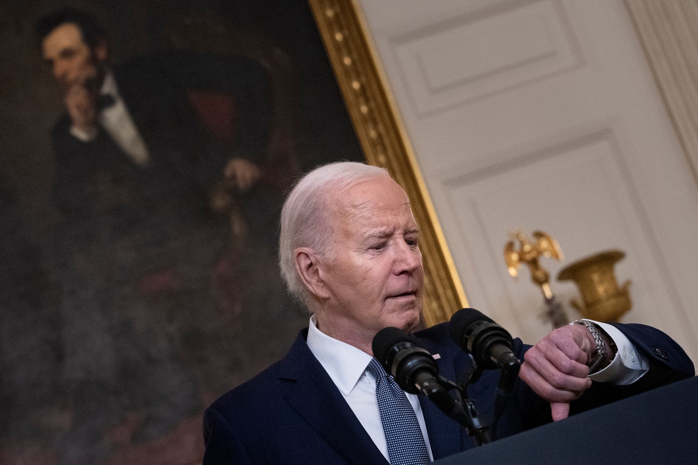 Un senator apropiat de Biden spune că președintele SUA se gândește la posibili înlocuitori pentru a-l învinge pe Trump