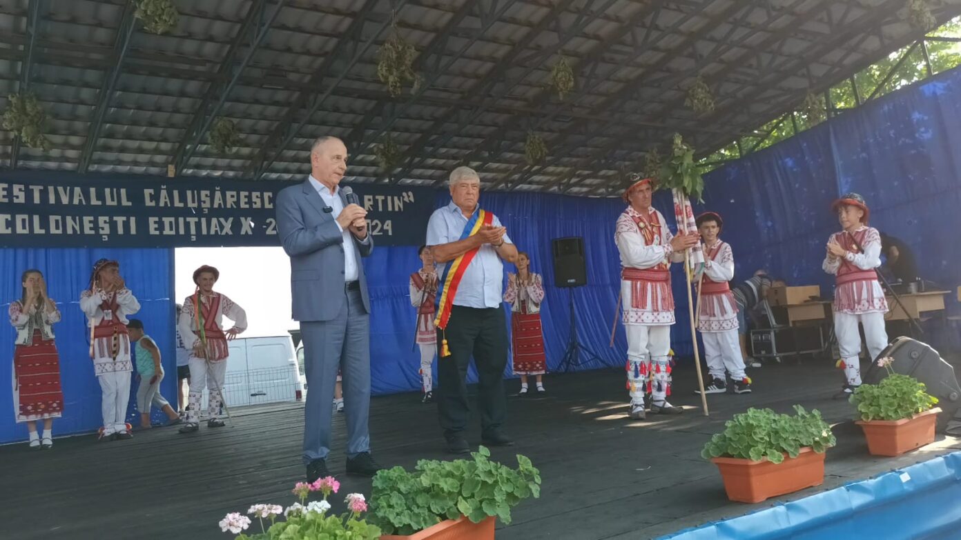 Mircea Geoană a fost huiduit de zeci de oameni în comuna în care e cetățean de onoare. Primarul: „Să vă fie rușine”
