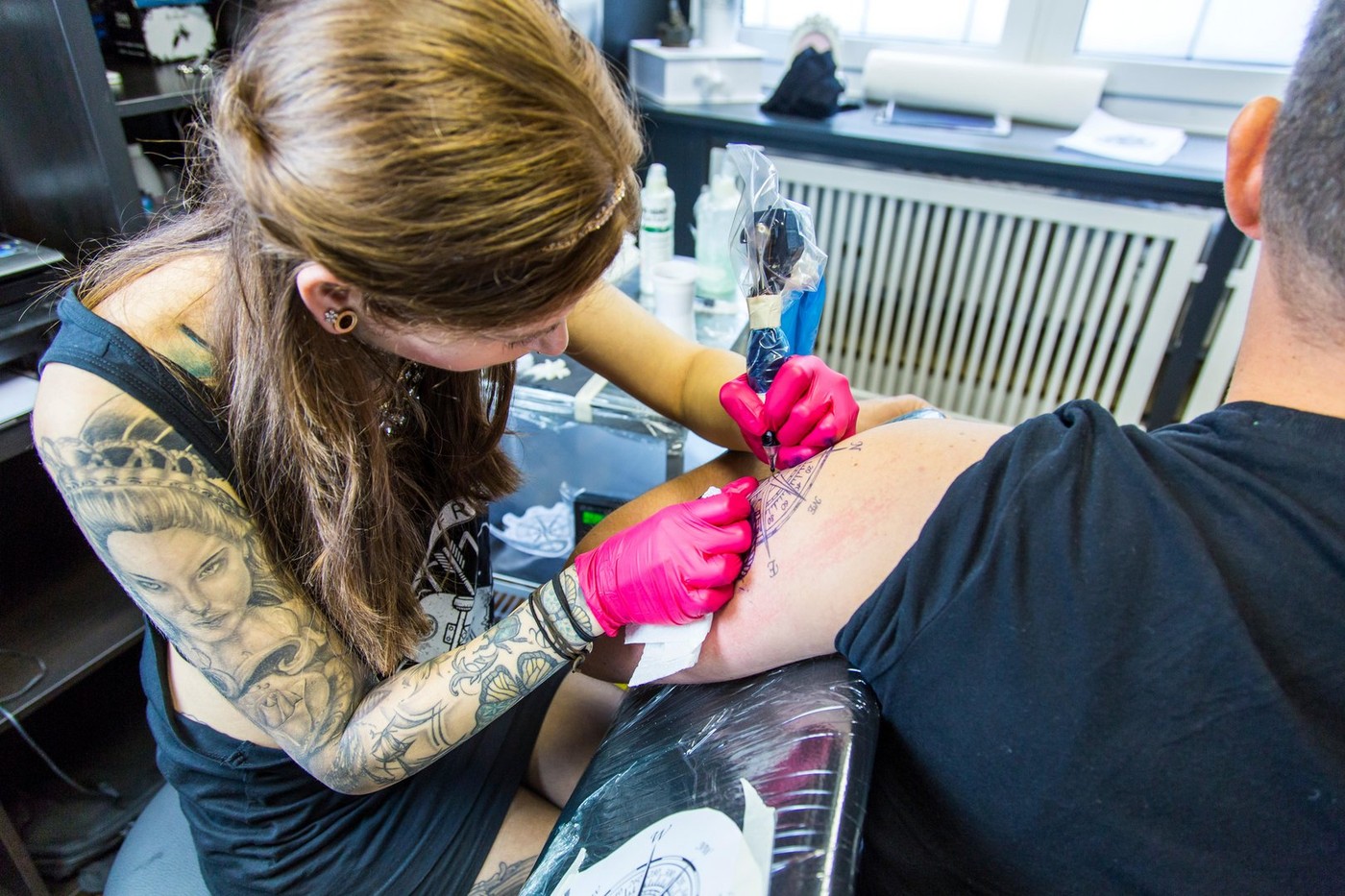 Studiu FDA: Cerneala pentru tatuaje poate conține bacterii care infectează pielea