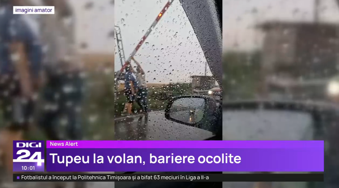 Momentul în care mai mulți șoferi ridică bariera cu mâna și traversează calea ferată
