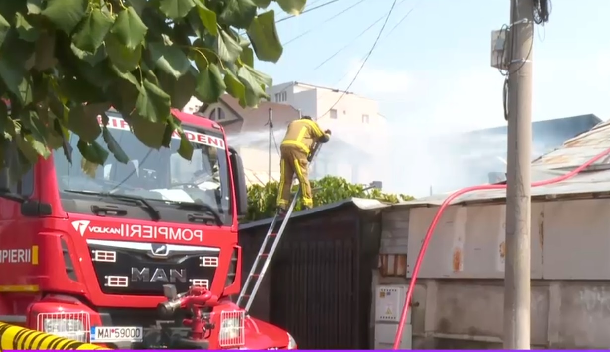 Incendiu uriaș într-un ansamblu de locuinţe din Sectorul 2 al Capitalei. Patru persoane intoxicate cu fum