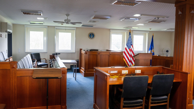 23 May 2024, Rhineland-Palatinate, Spangdahlem: The photo shows the courtroom of the US military court at Spangdahlem US Air Base. The jury's seats on the left, the judge's table at the back and the defendant's and defense counsel's seats at the front. Th