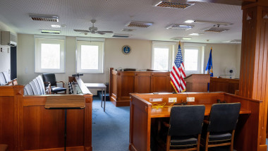 23 May 2024, Rhineland-Palatinate, Spangdahlem: The photo shows the courtroom of the US military court at Spangdahlem US Air Base. The jury's seats on the left, the judge's table at the back and the defendant's and defense counsel's seats at the front. Th