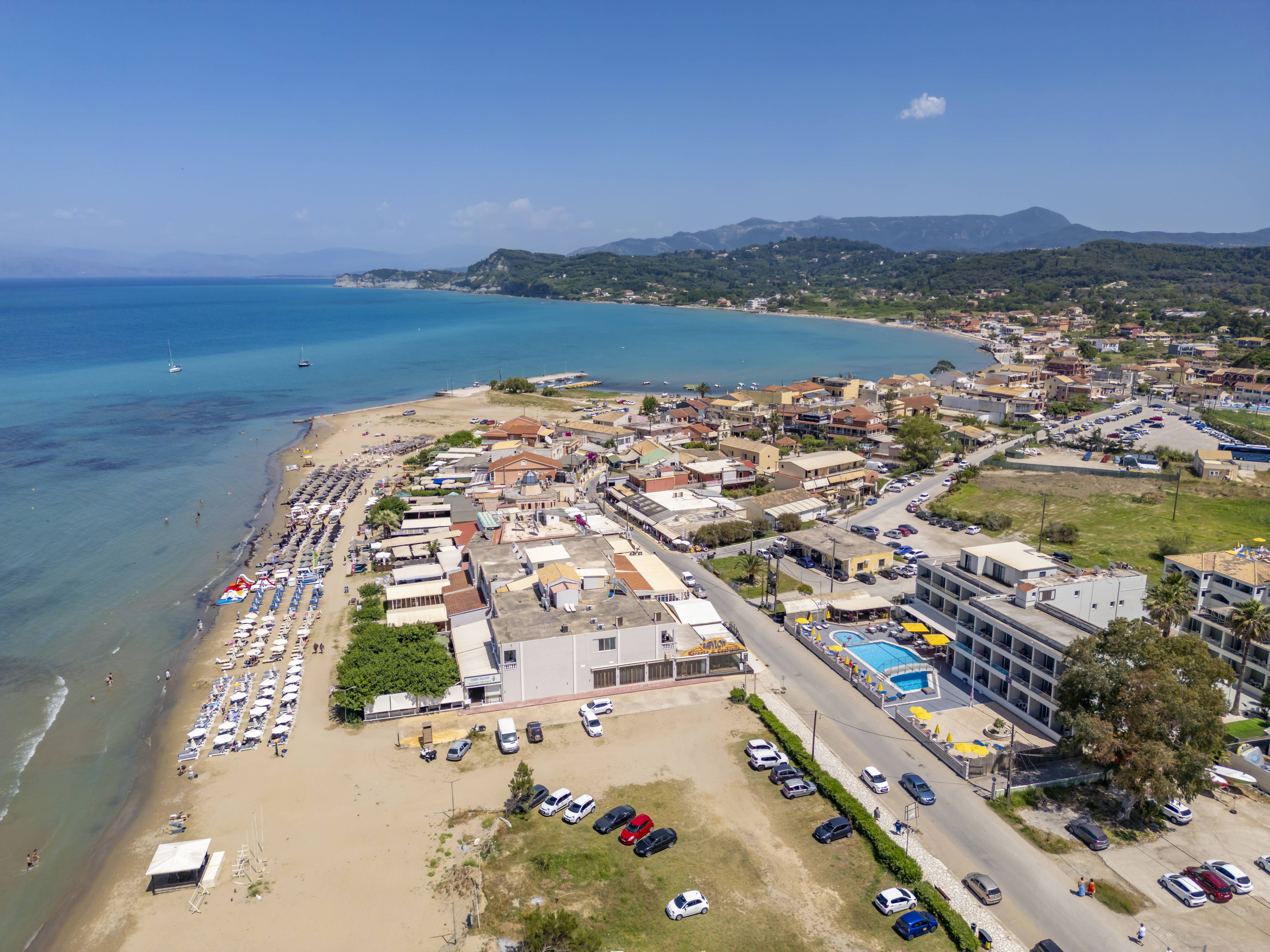 Drone care vor supraveghea plajele din Grecia. Cetățenii vor contribui la raportarea șezlongurilor amplasate ilegal