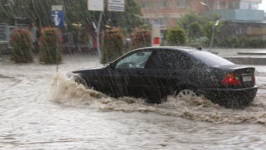 mașină inundată