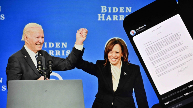 Biden de mână cu Harris cu un telefon cu mesajul de retragere pe fundal