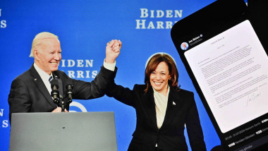 Biden de mână cu Harris cu un telefon cu mesajul de retragere pe fundal