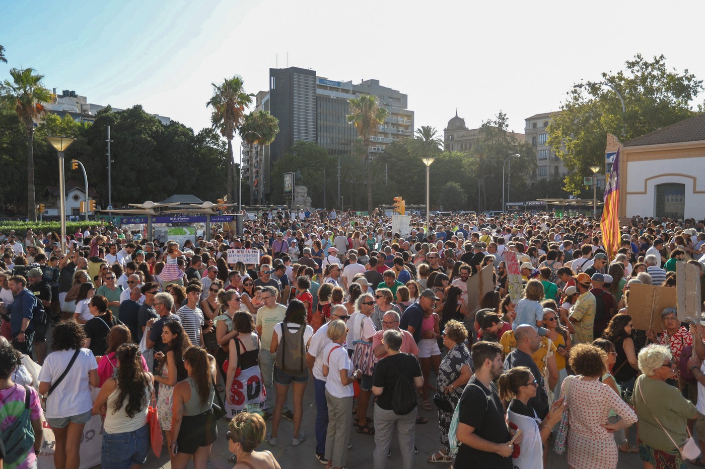 Mii de localnici au protestat la adresa ”turismului excesiv” în Mallorca: ”Paradisul vostru, coșmarul nostru”
