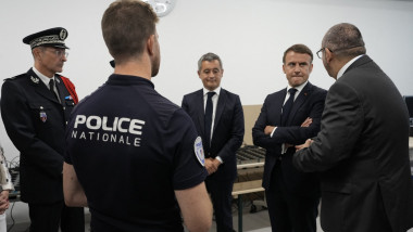 Le président Emmanuel Macron visite le village olympique des JO Paris 2024 à Saint-Denis