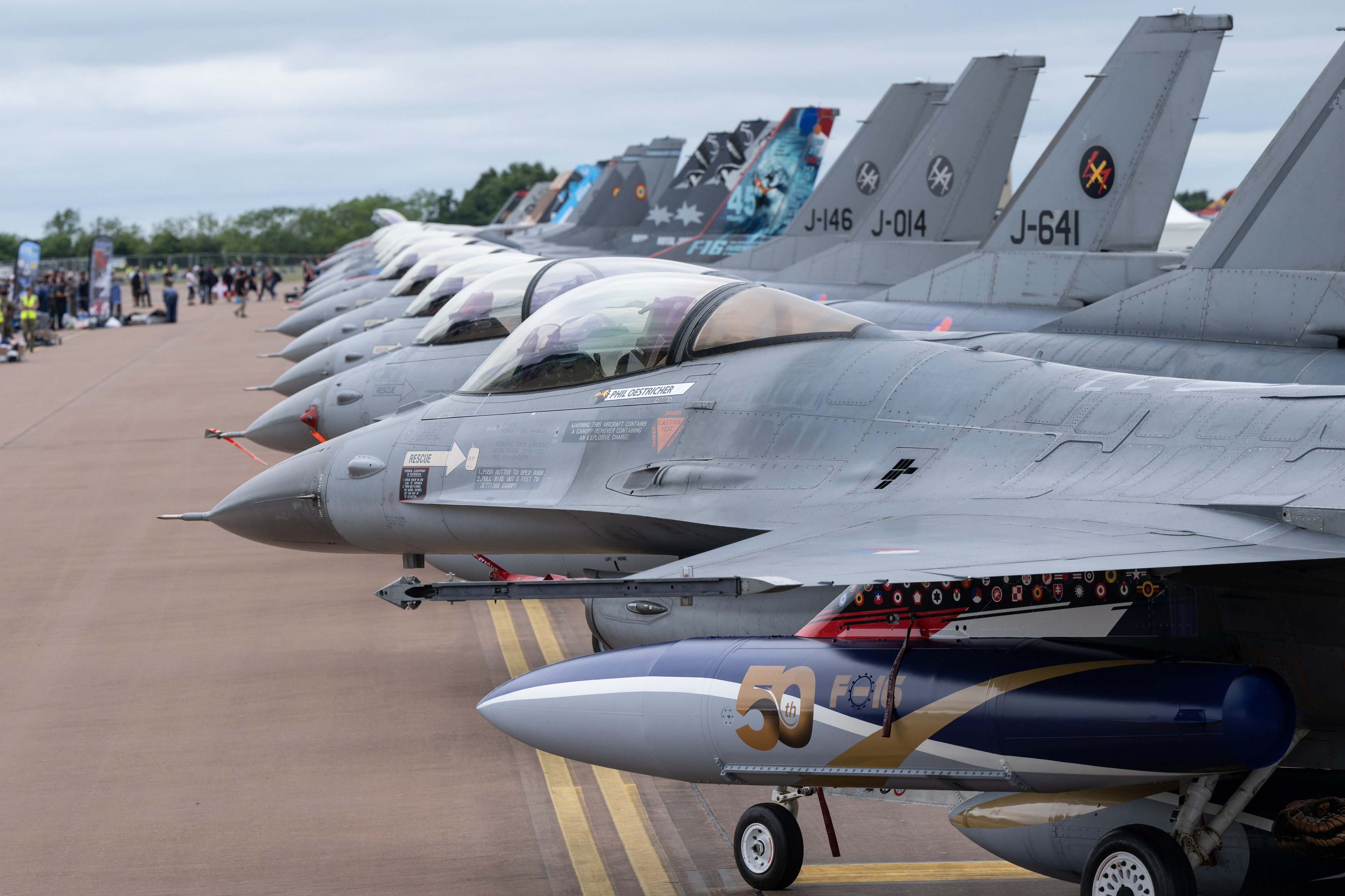Strategia cu care Ucraina își protejează avioanele F-16 de atacurile rușilor. Lecție pentru armatele occidentale