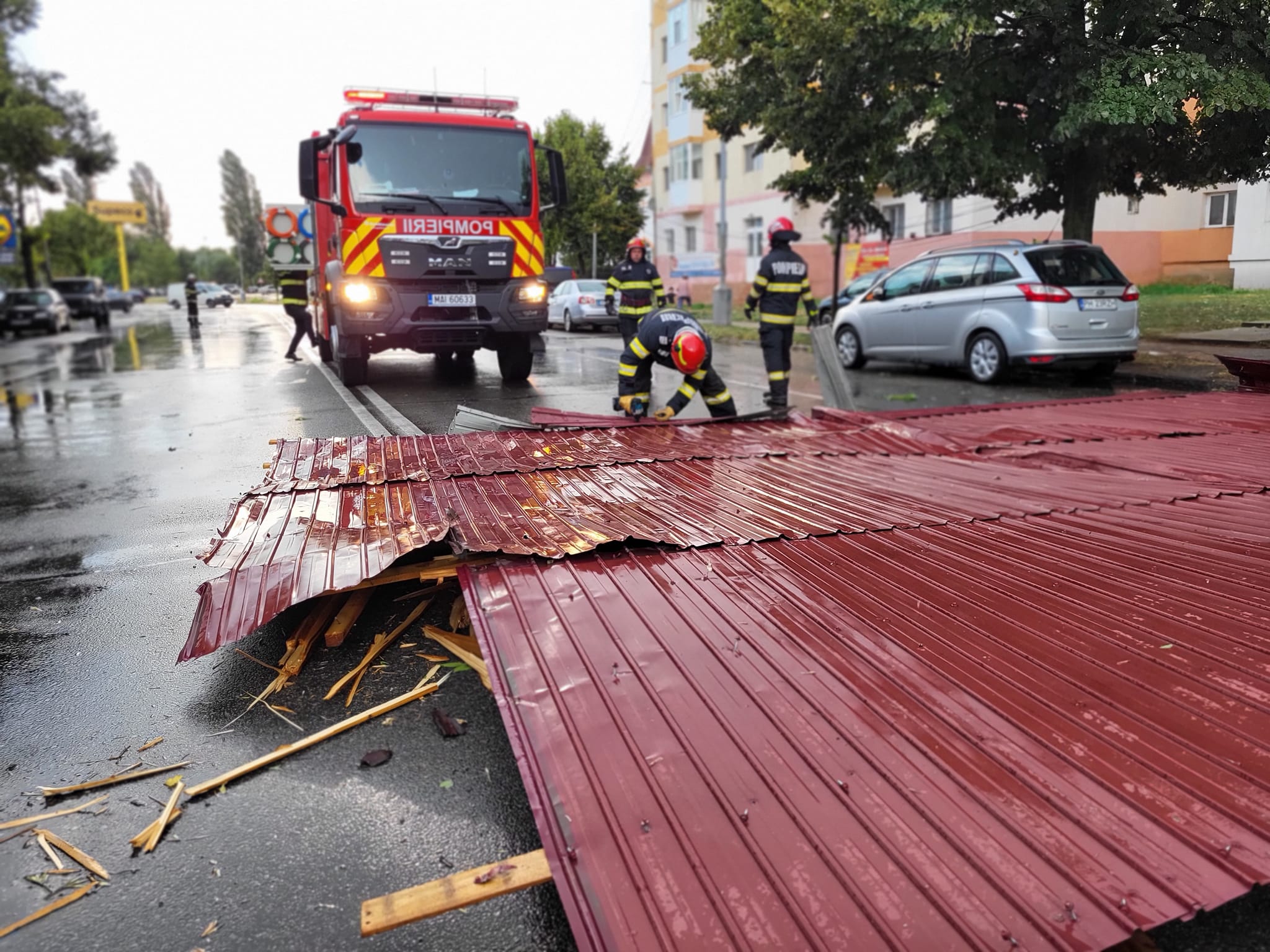 O furtună puternică a făcut ravagii în Giurgiu: Acoperişuri luate de vânt, maşini avariate şi copaci căzuţi