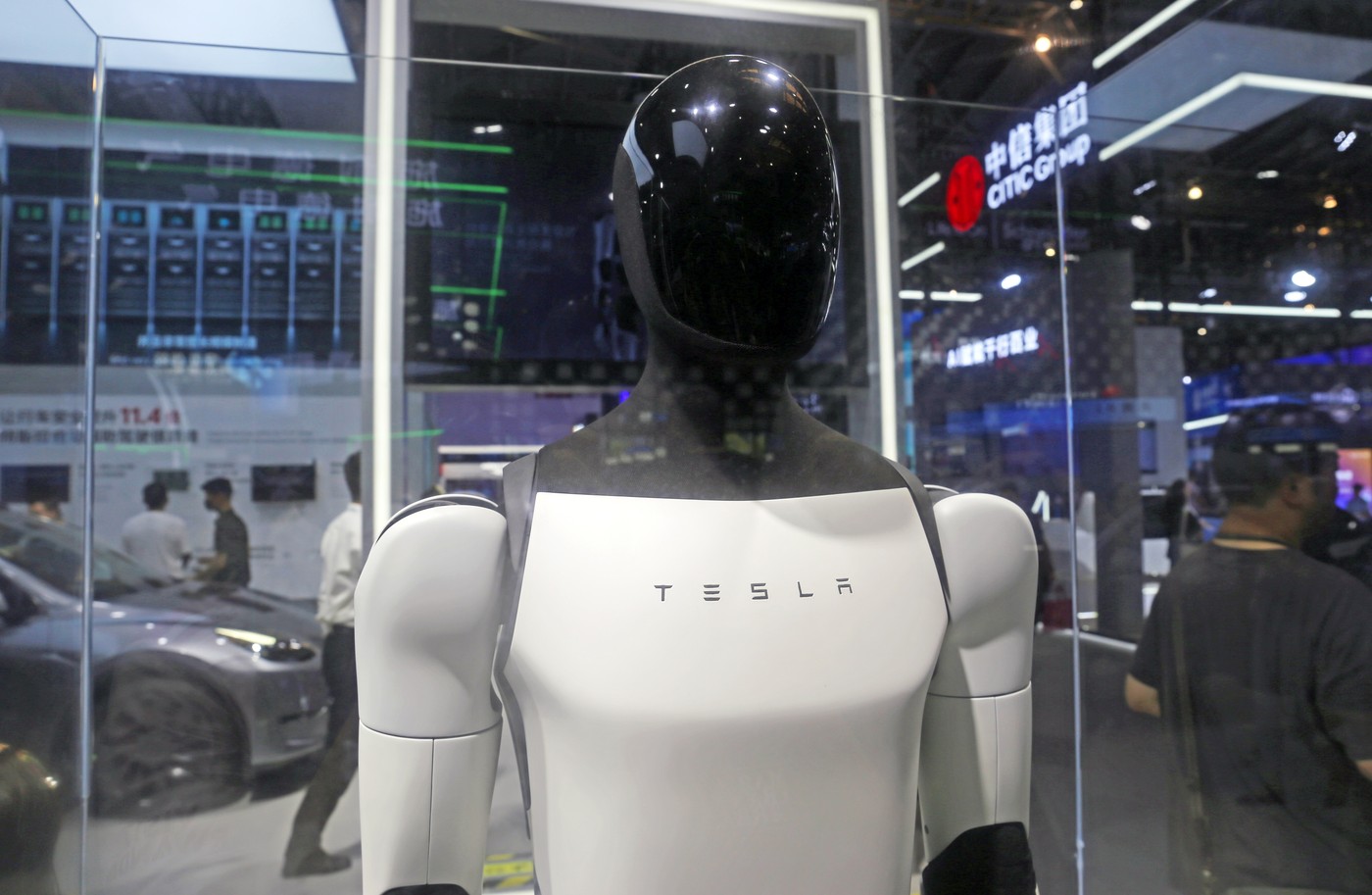 Tesla va folosi roboți umanoizi în fabricile sale, din 2025. Ce promite Elon Musk