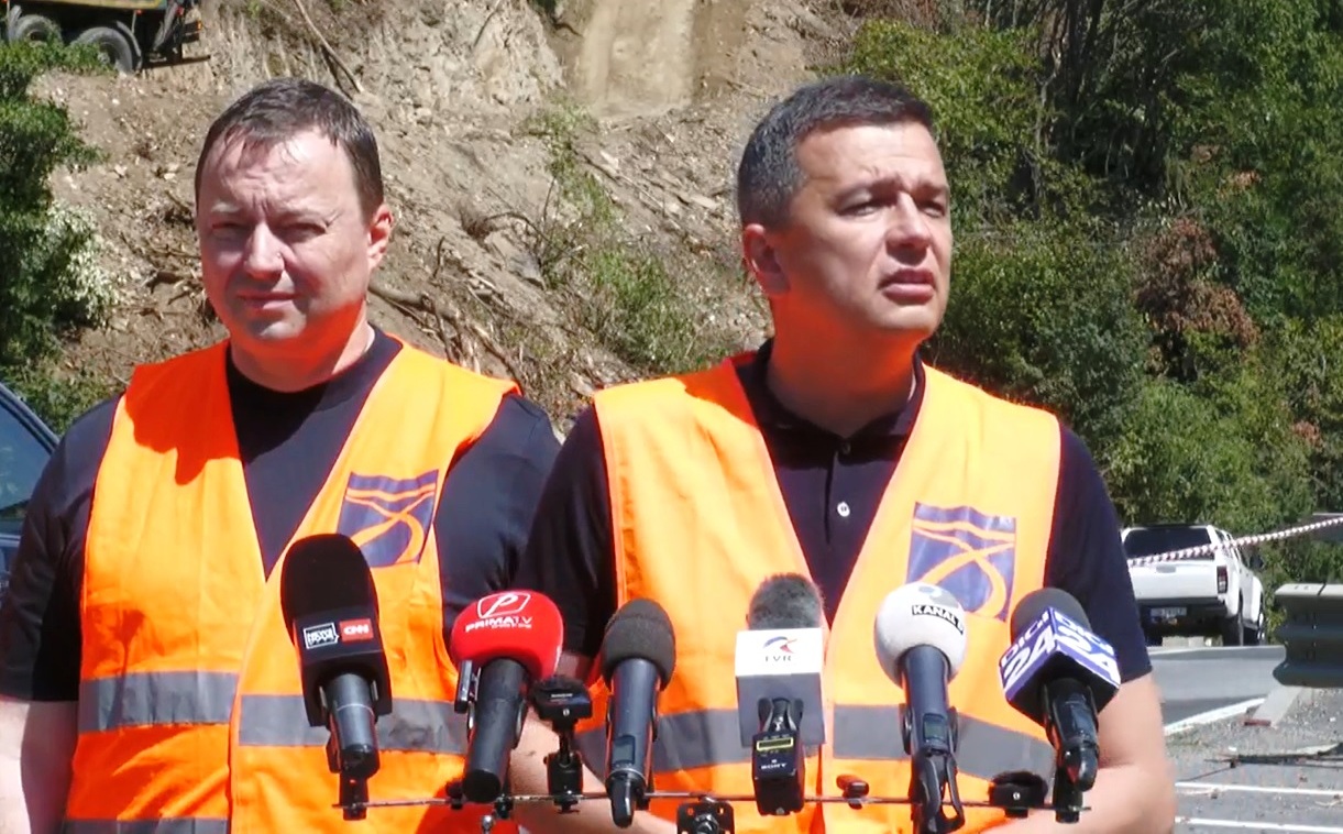Grindeanu, în inspecție pe Valea Oltului: Se respectă termenele, terminăm la timp. Când se va putea circula din nou