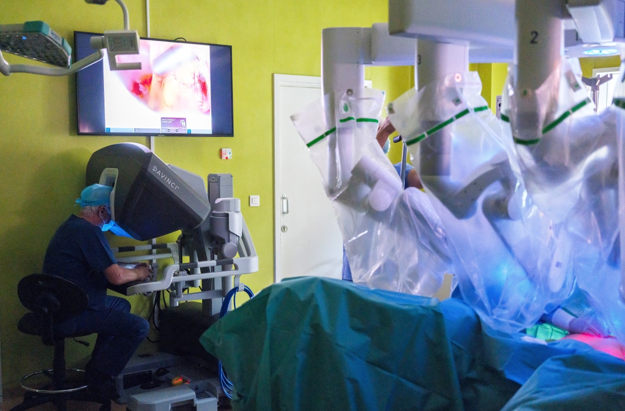 Roboții chirurgicali: arme de precizie în lupta împotriva cancerelor ginecologice - Interviu cu Prof. Univ. Dr. Petre Brătilă
