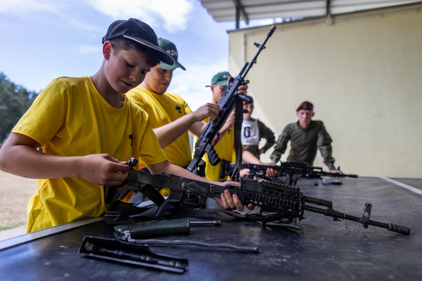 Elevii de clasa a VIII-a din Polonia vor învăța la școală cum să tragă cu arma. Armata instruiește și mii de angajați publici