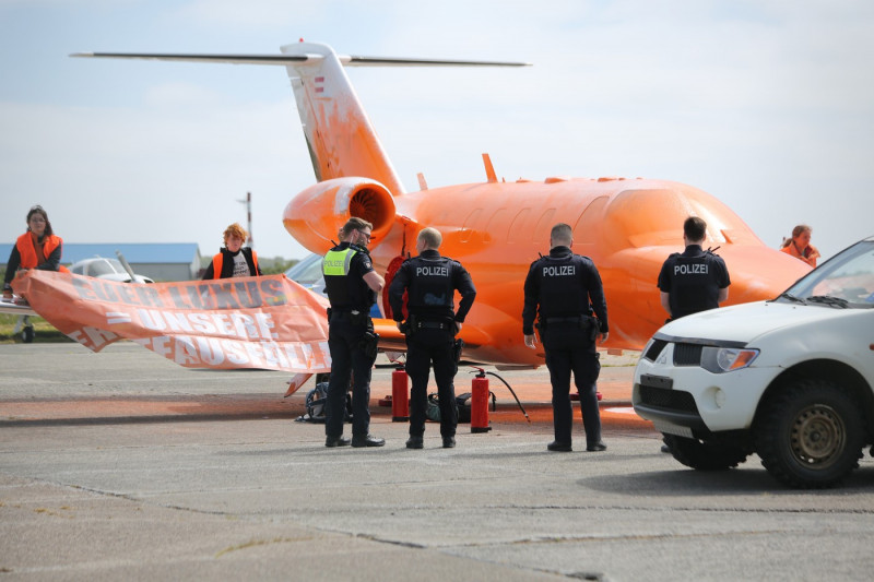 Sylt: Letzte Generation action at airport