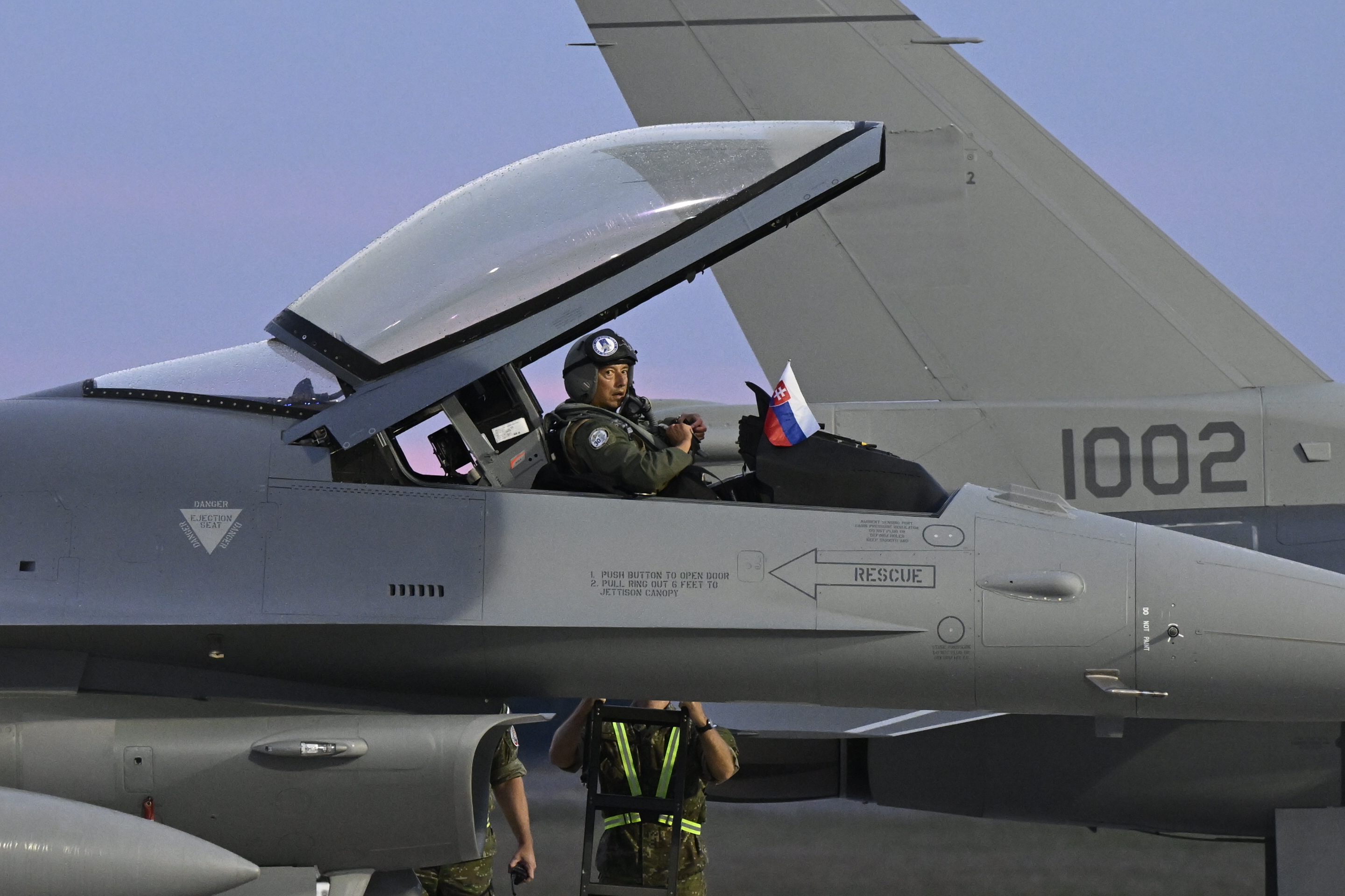 Primul avion F-16 a ajuns în Slovacia, la șase ani de la comandă