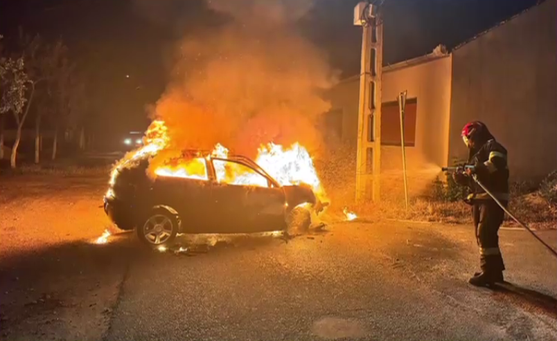 VIDEO. O mașină a luat foc după ce a lovit un stâlp de beton. La volan era un copil de 15 ani