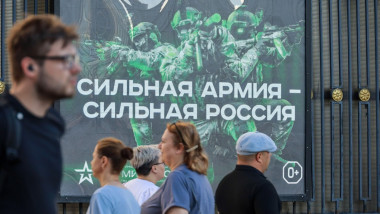 Afiș publicitar în Moscova, pentru atragerea de voluntari pentru front. Foto: Profimedia Images