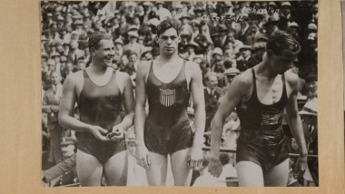 Johnny Weissmuller in centru, pe podium la jocurile olimpice de la paris din 1924