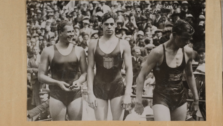 Johnny Weissmuller in centru, pe podium la jocurile olimpice de la paris din 1924