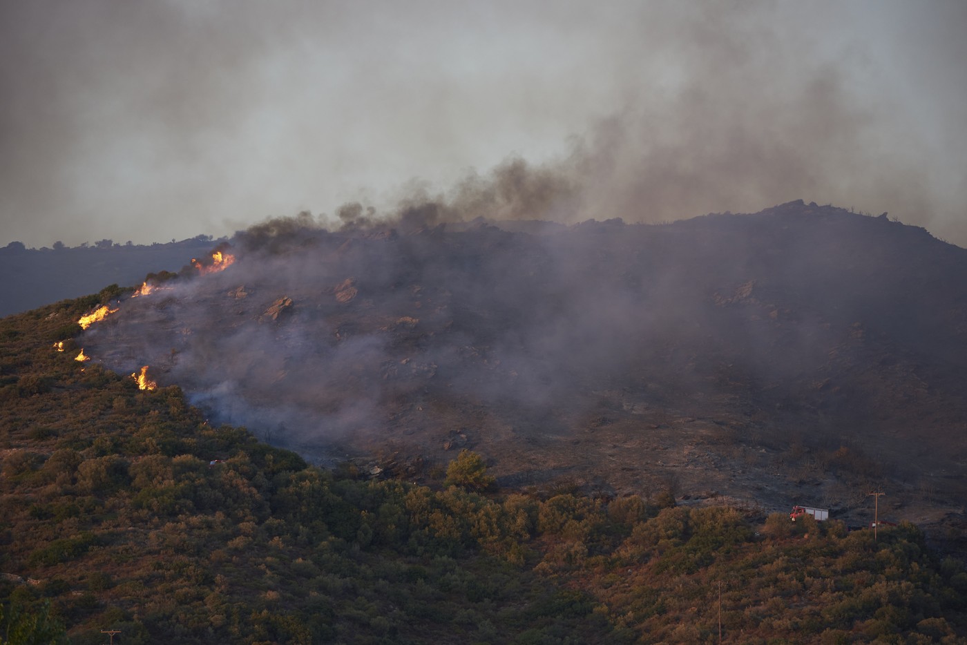 România trimite pompieri să ajute la stingerea incendiilor de vegetație din Grecia