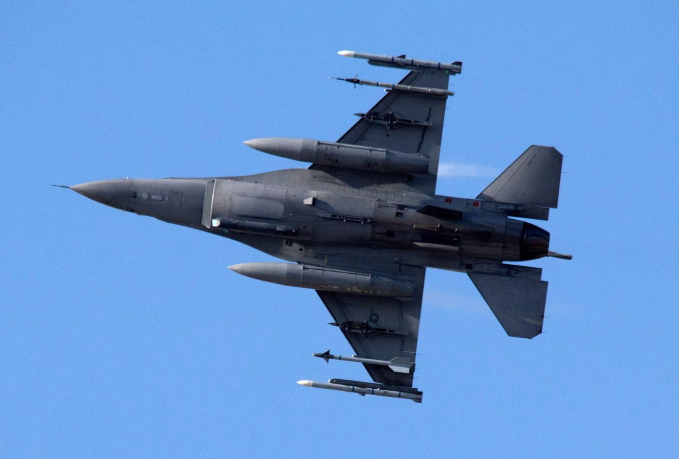 Forțele Aeriene Ucrainene pot ridica în aer doar trei avioane F-16