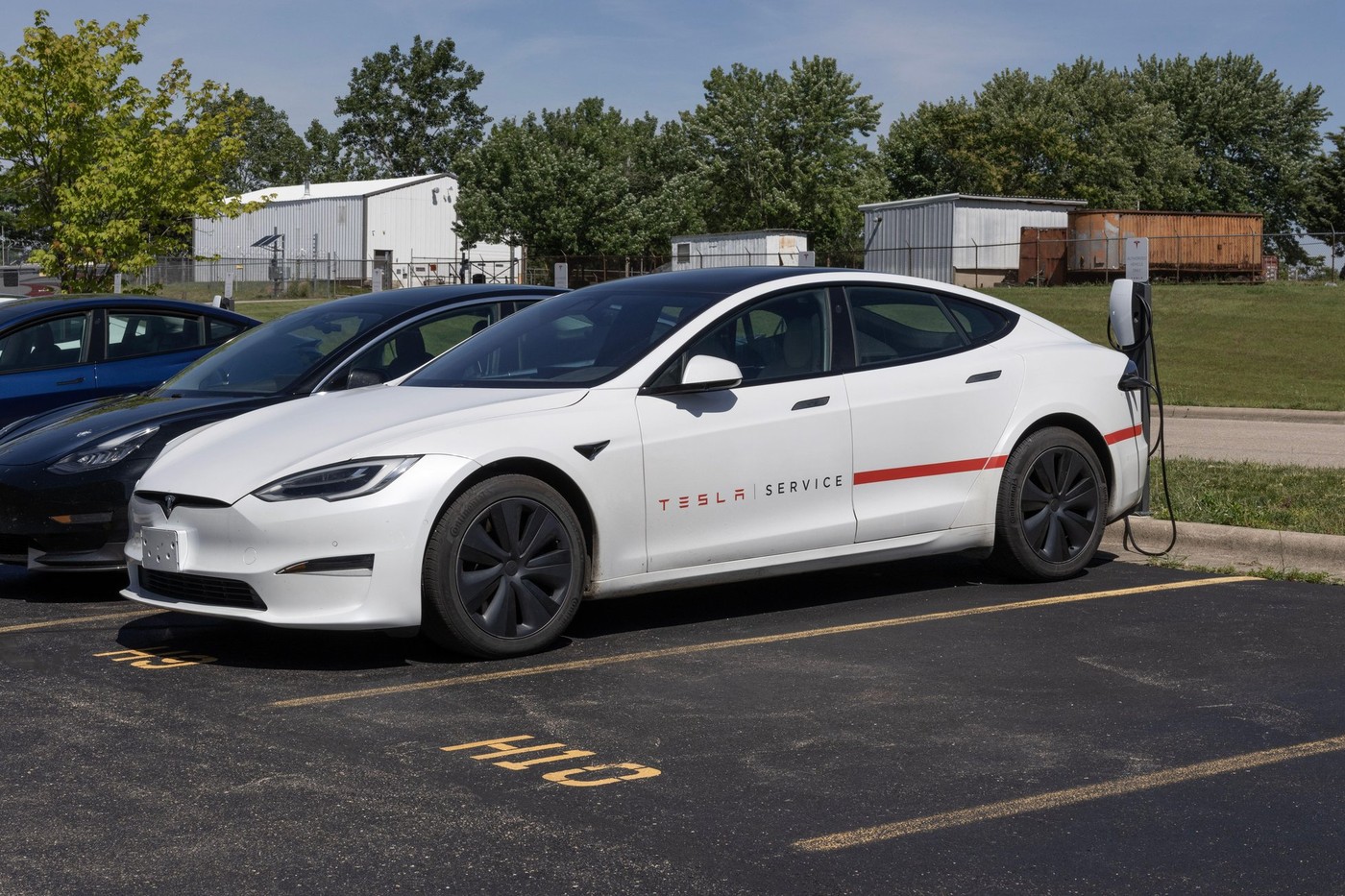 Tesla recheamă în service peste 1,8 milioane de vehicule. Probleme la capotă, care s-ar putea deschide în timpul mersului