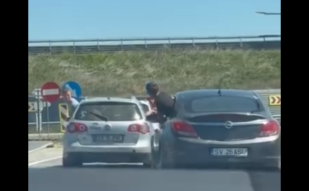VIDEO. Șicanare în trafic la un alt nivel: Șoferii conduceau haotic în timp ce pasagerii se certau ieșiți pe geamurile mașinilor
