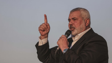 Ismail Haniyeh liderul hamas vorbeste la microfonsi gesticuleaza