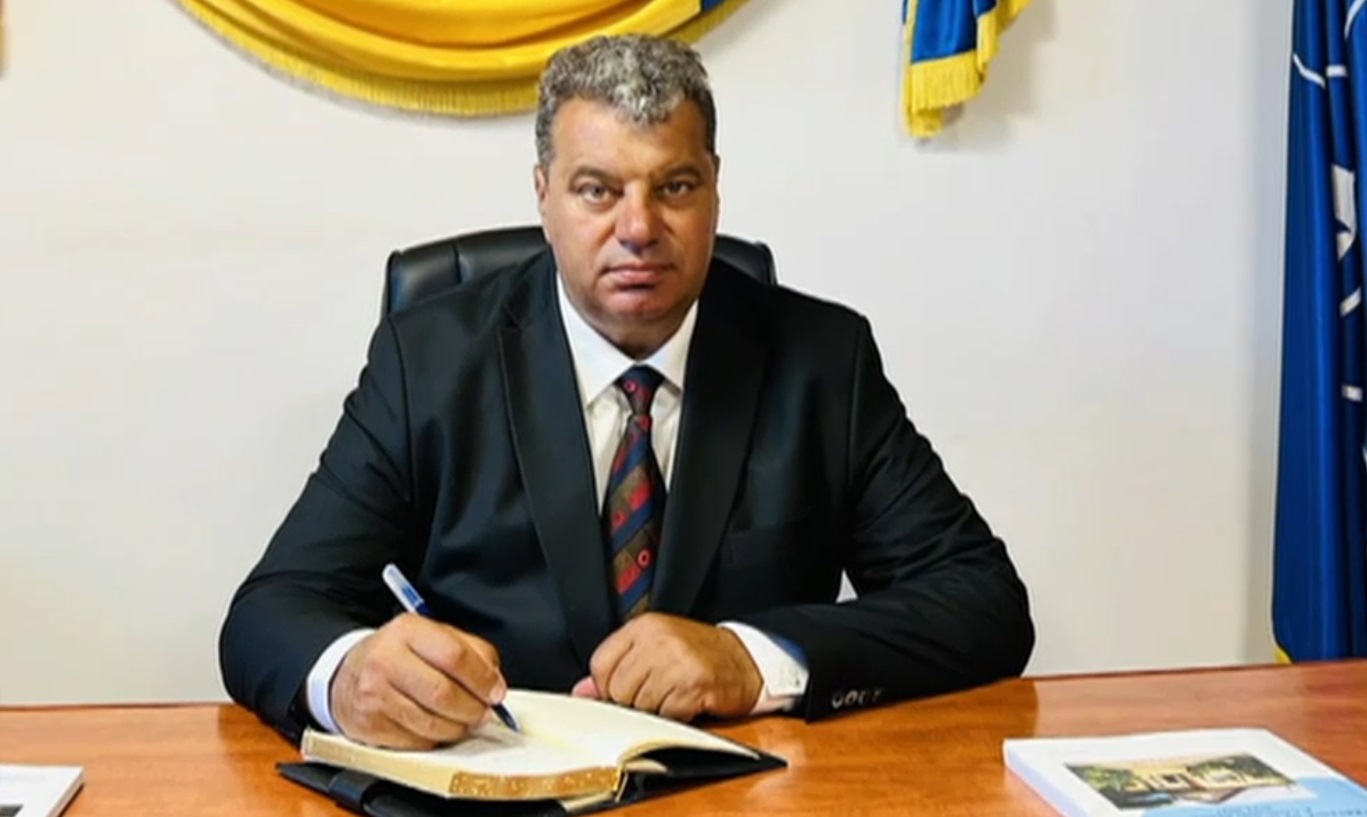 „Alerga după el cu mașina să-l bată”. Primarul din Olt care ar fi lovit un bărbat şi i-ar fi luat telefonul, pus sub control judiciar