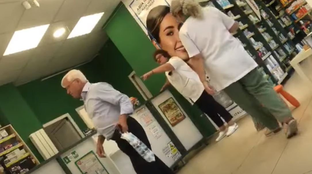 VIDEO Primarul din Roşiorii de Vede, filmat în timp ce se bate cu un bărbat, într-o farmacie. Edilul a fost amendat