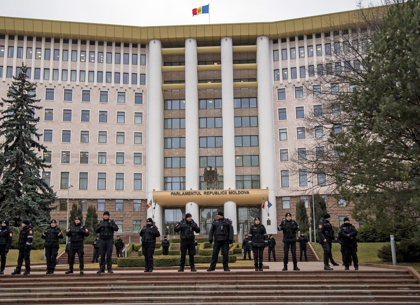 Percheziții în Parlamentul Republicii Moldova. Două persoane care spionau pentru Rusia au fost reținute la Chișinău