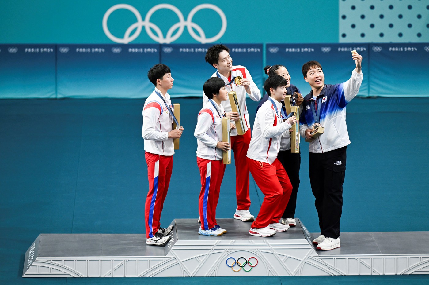 JO 2024: Selfie istoric pe podium, la Paris. Sportivii nord-coreeni şi sud-coreeni s-au fotografiat împreună