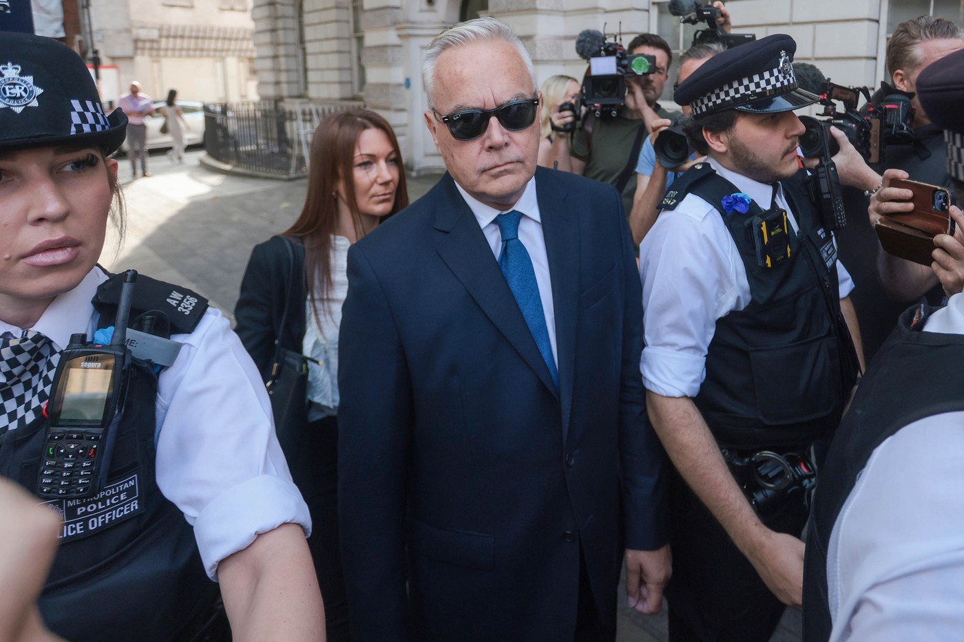 Fostul prezentator BBC Huw Edwards a pledat vinovat că a plătit un adolescent pentru fotografii sexuale