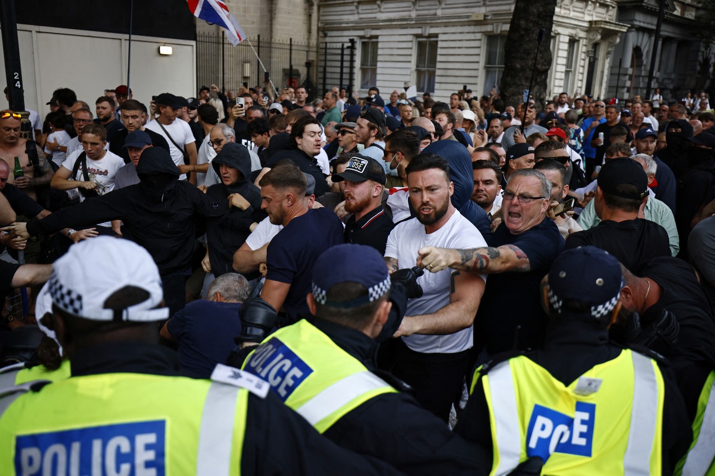 Revoltele generate de crimele din Southport au ajuns pe Downing Street. Incidente violente, în fața reședinței premierului britanic