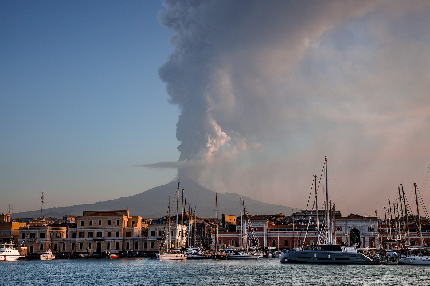 Aeroportul din Catania din Sicilia a redus numărul zborurilor de sosire din cauza scurgerilor de lavă ale vulcanului Etna