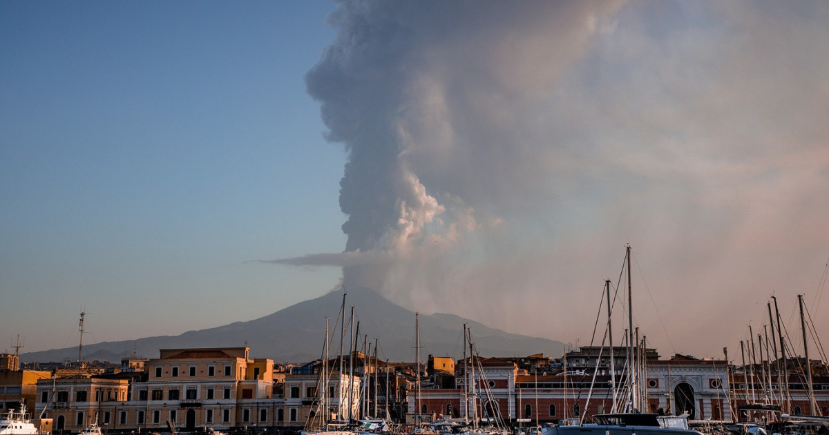 Aeroportul din Catania din Sicilia a redus numărul zborurilor de sosire din cauza scurgerilor de lavă ale vulcanului Etna