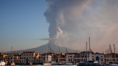 vulcanul Etna erupând