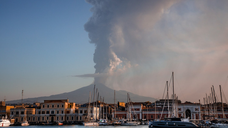 vulcanul Etna erupând