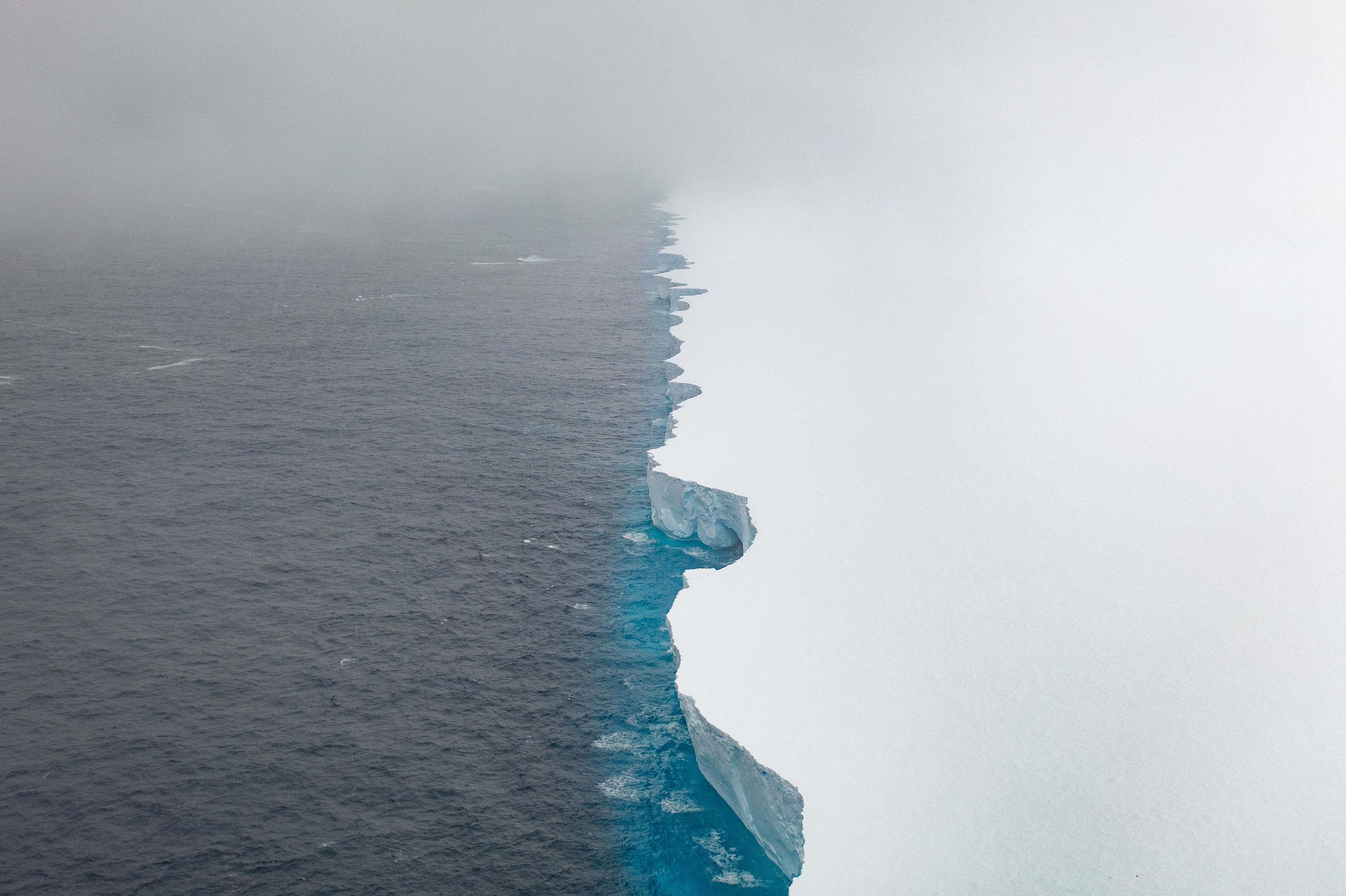 Fenomen misterios la nord de Antarctica. Cel mai mare aisberg din lume se învârte pe loc