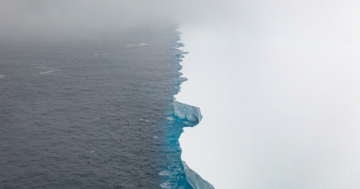 Fenomen misterios la nord de Antarctica. Cel mai mare aisberg din lume se învârte pe loc