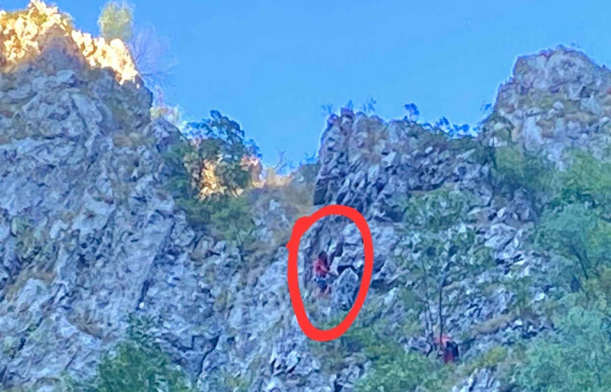 43 de oameni au fost salvați de pe munte în 24 de ore. Intervenție dificilă a Salvamont pentru un turist blocat pe un perete vertical