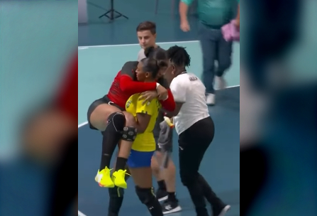 VIDEO Moment emoţionant la JO 2024. Brazilianca Morena de Araujo a dus-o în braţe pe angoleza Kassoma. Sportivele joacă în România