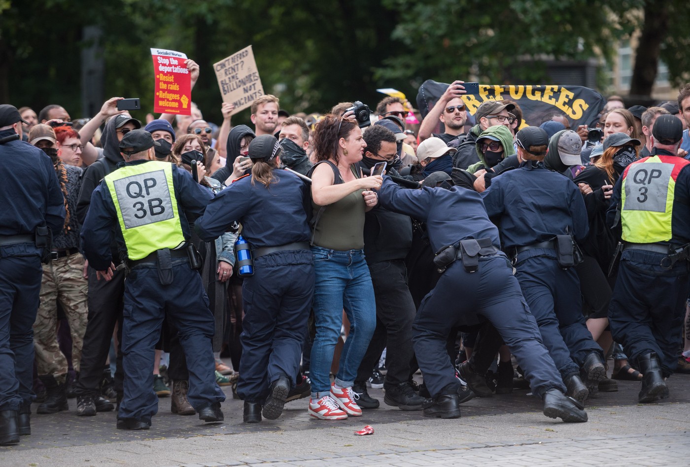 Peste 90 de persoane au fost arestate în timpul protestelor violente din UK, după atacul comis de tânărul de 17 ani în Southport