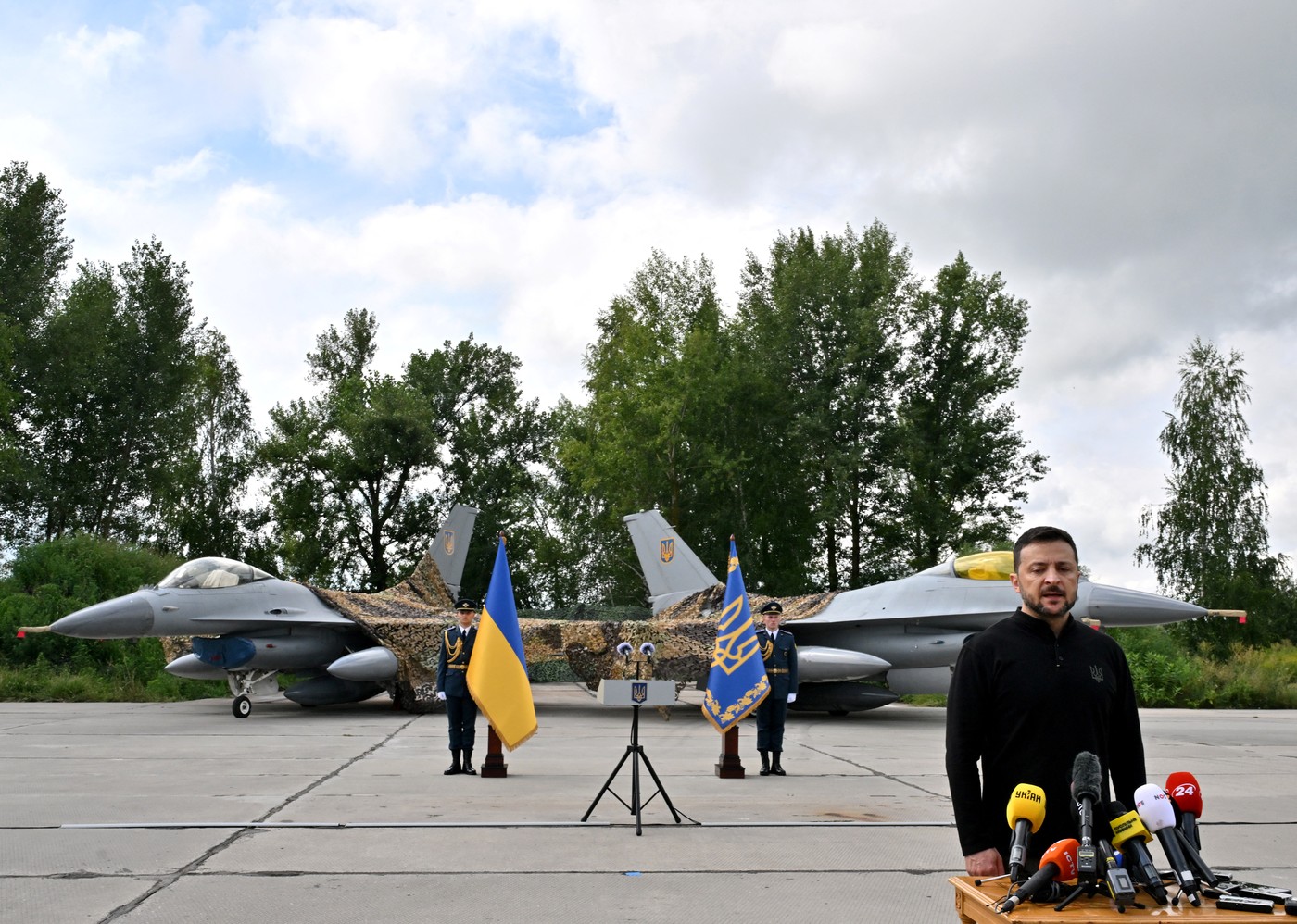 Zelenski a prezentat oficial primele avioane F-16 ajunse în Ucraina. "Am reușit!"