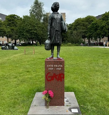 Statuia lui Anne Frank din Amsterdam a fost vandalizată cu mesaje pro-palestiniene. Poliția a deschis o anchetă
