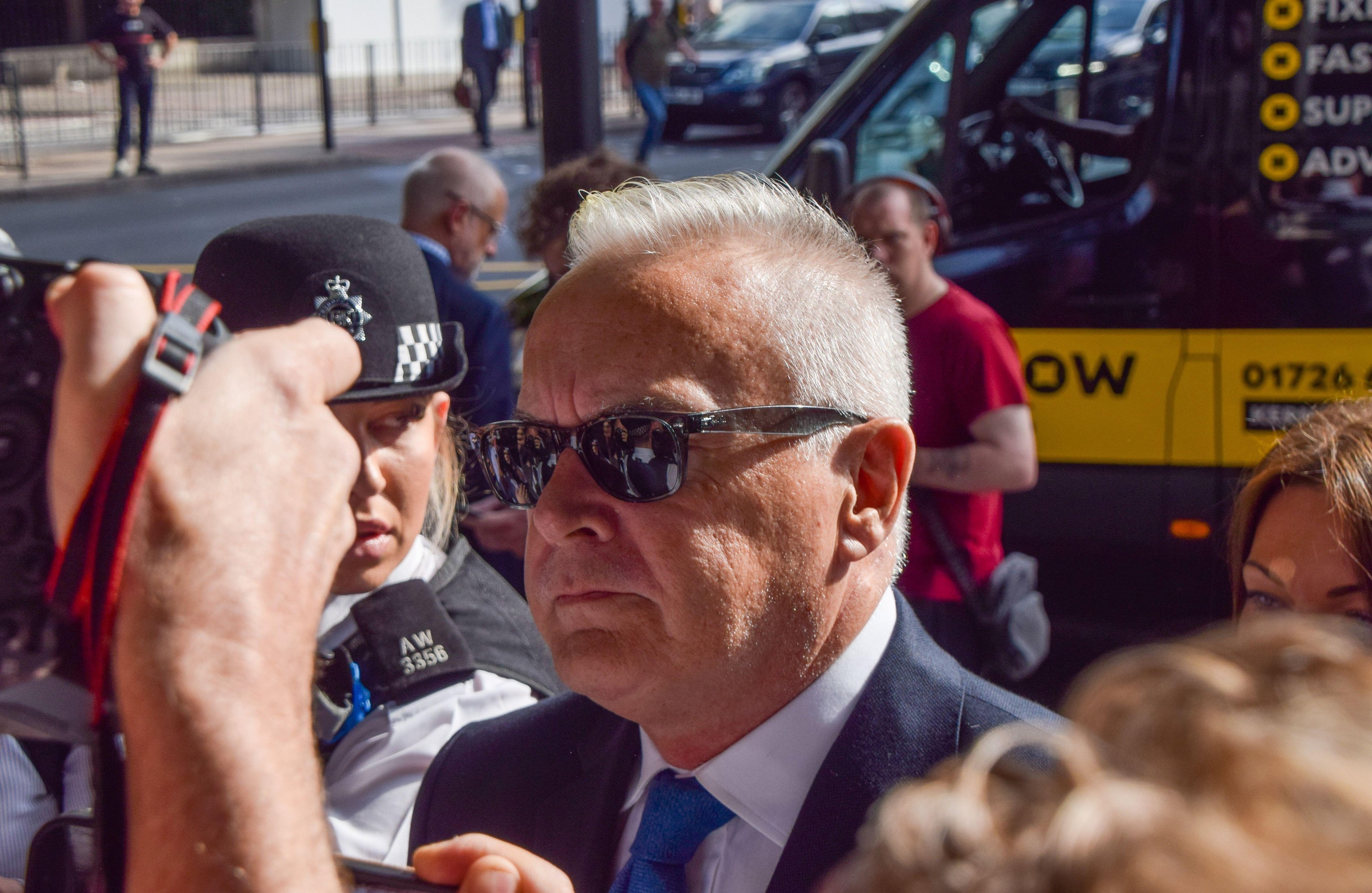 BBC elimină materialele din arhivă cu Huw Edwards. Fostul prezentator a recunoscut că a accesat imagini abuzive cu copii