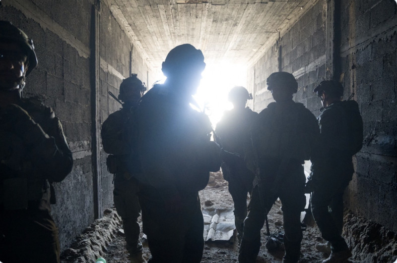 Armata israeliană, inspectând tunelul. Foto: IDF