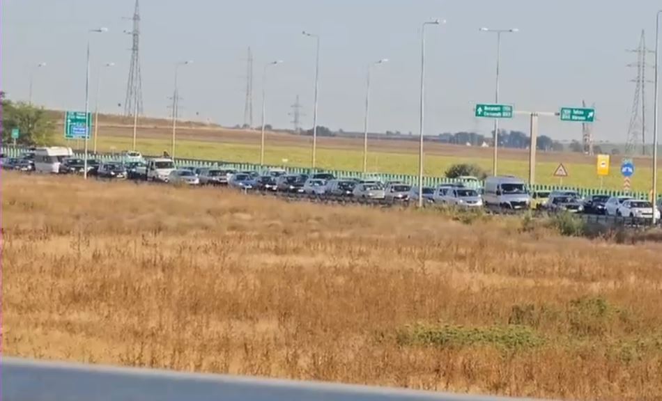 VIDEO Trafic infernal pe Autostrada Soarelui, după ce un TIR s-a răsturnat pe șosea